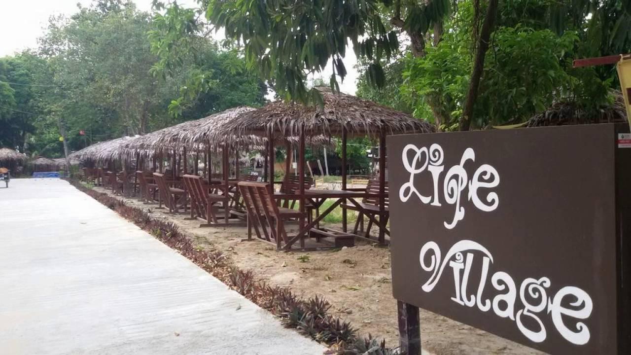 Khu vực xung quanh