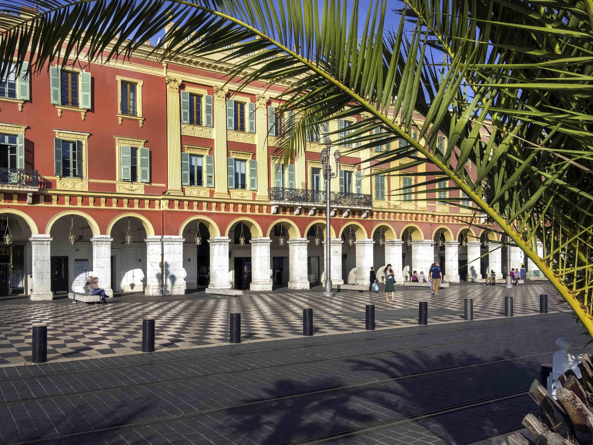 Khu vực xung quanh