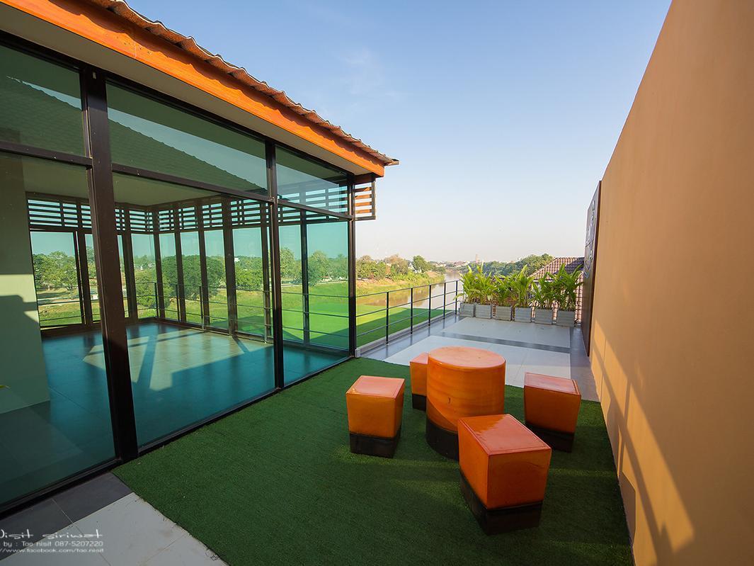 Khu vực xung quanh