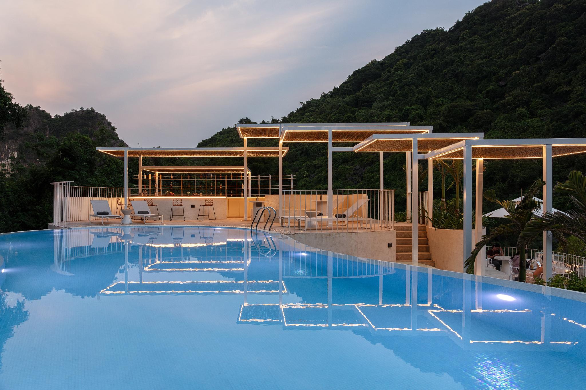 Quán bar cạnh bể bơi