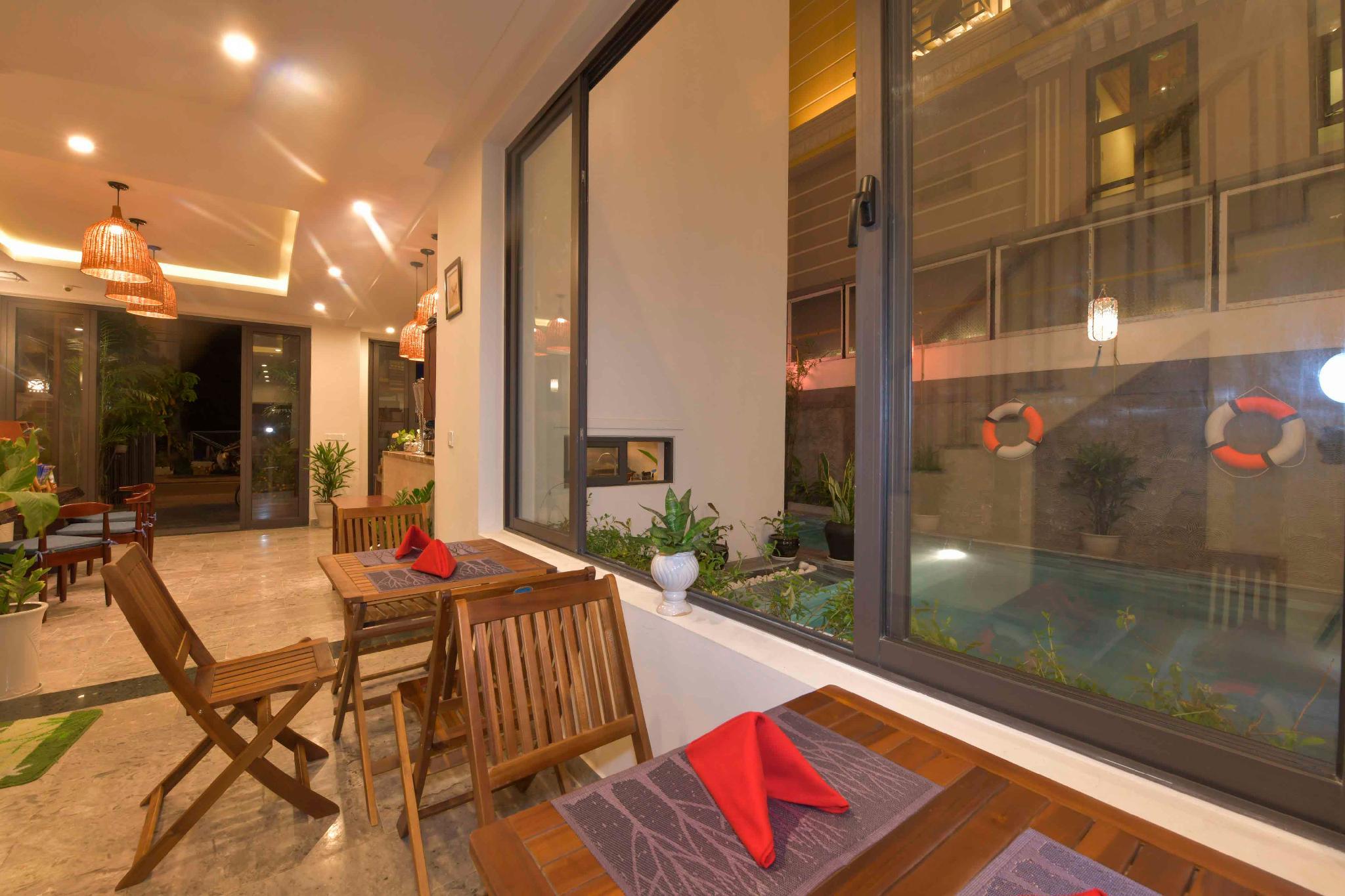 Quán bar cạnh bể bơi