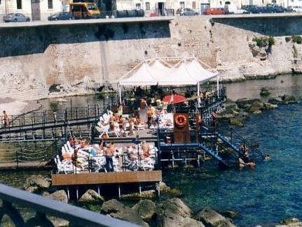 Khu vực xung quanh