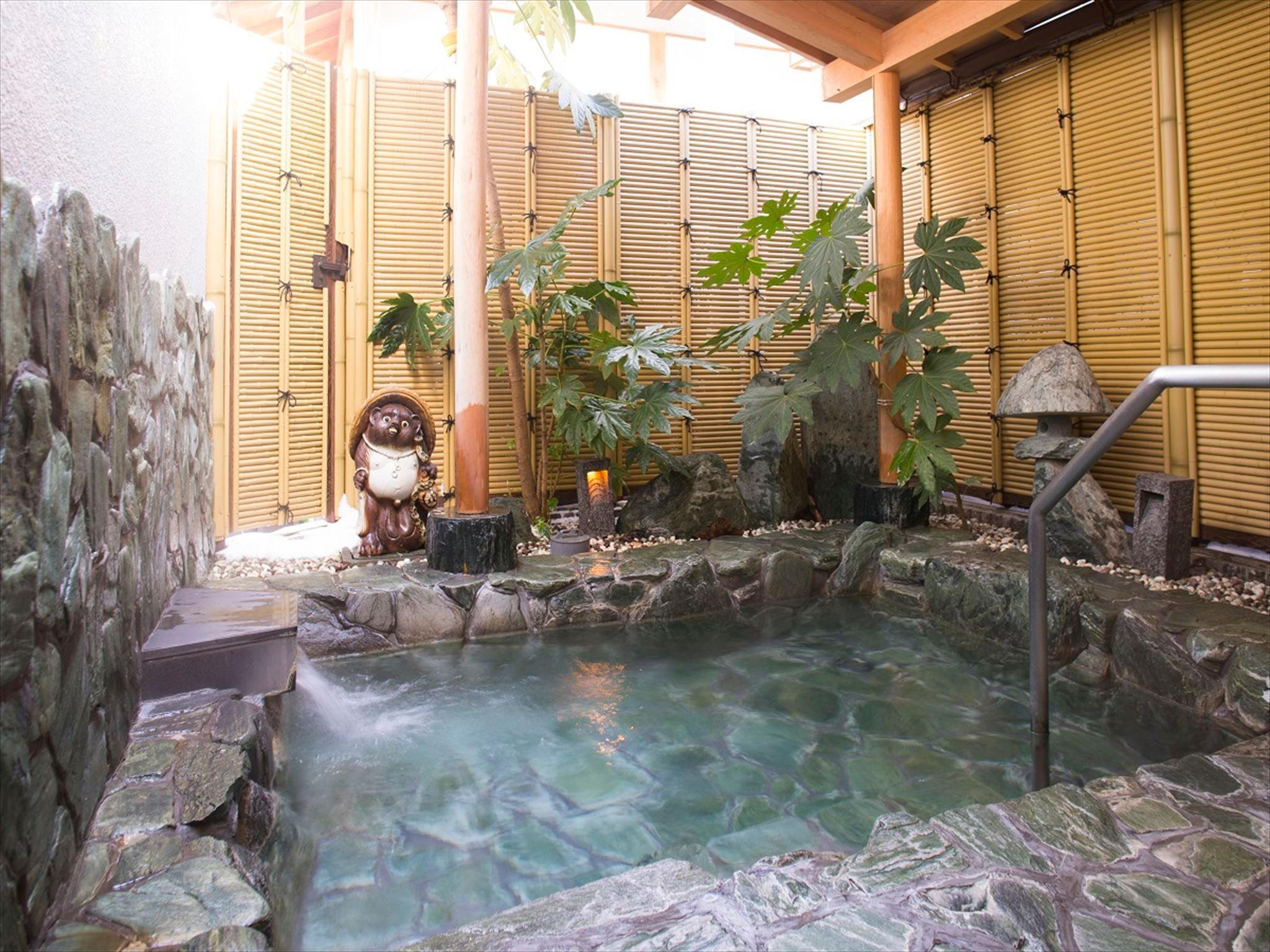 Tắm suối nước nóng