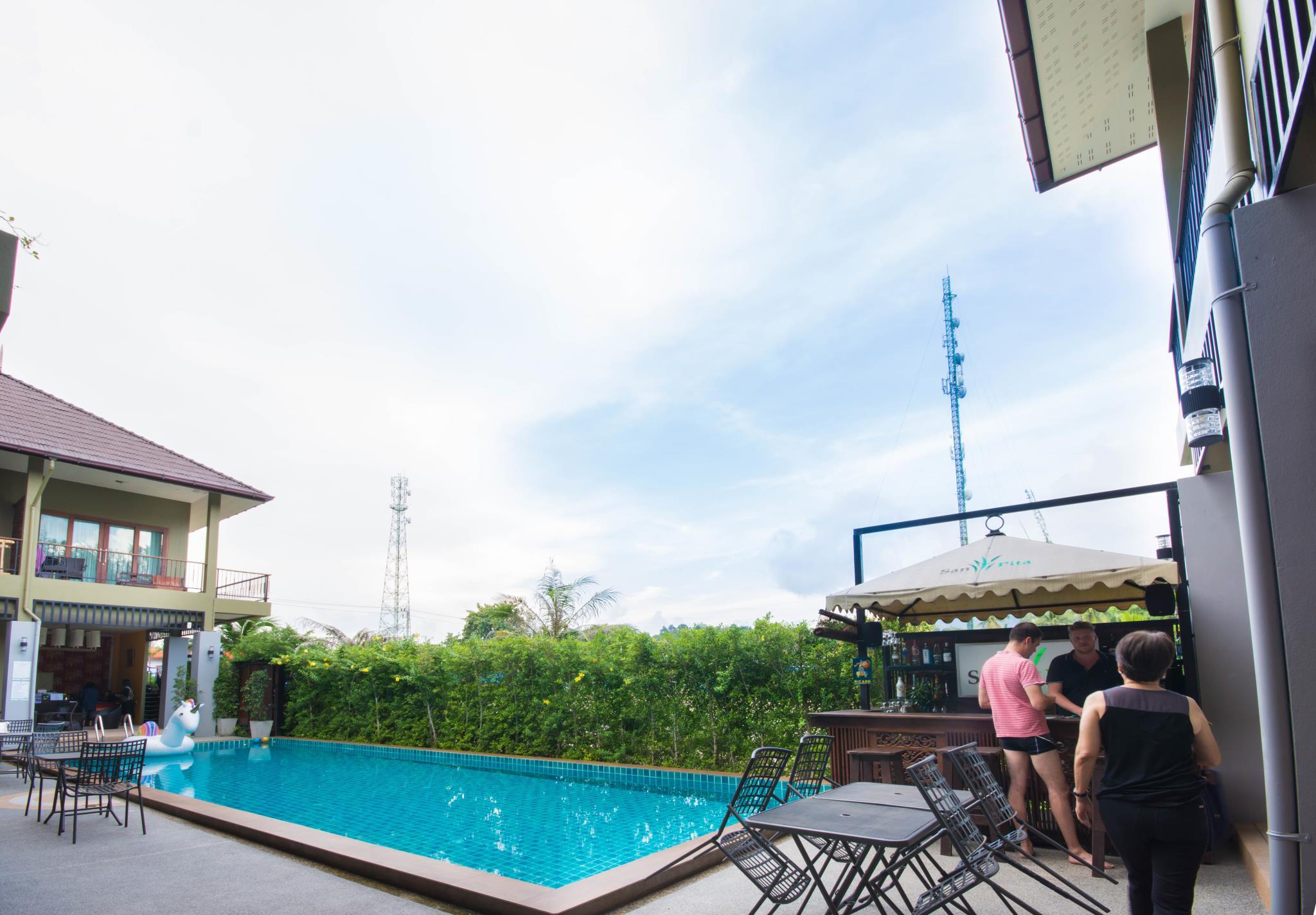 Quán bar cạnh bể bơi