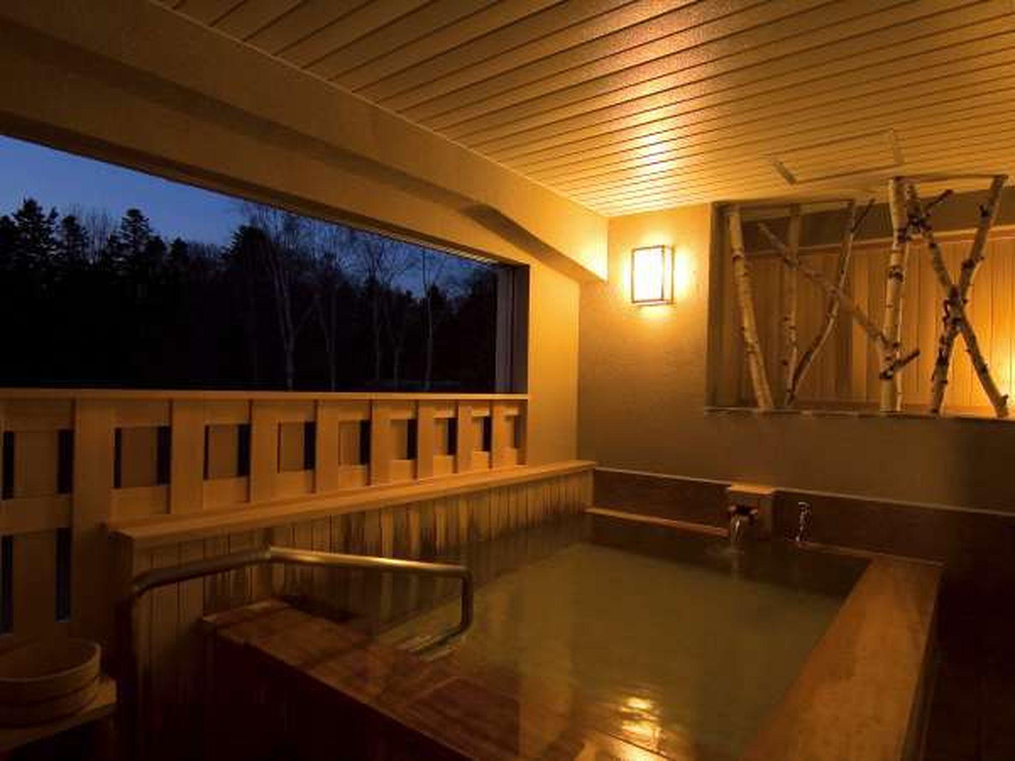 Tắm suối nước nóng