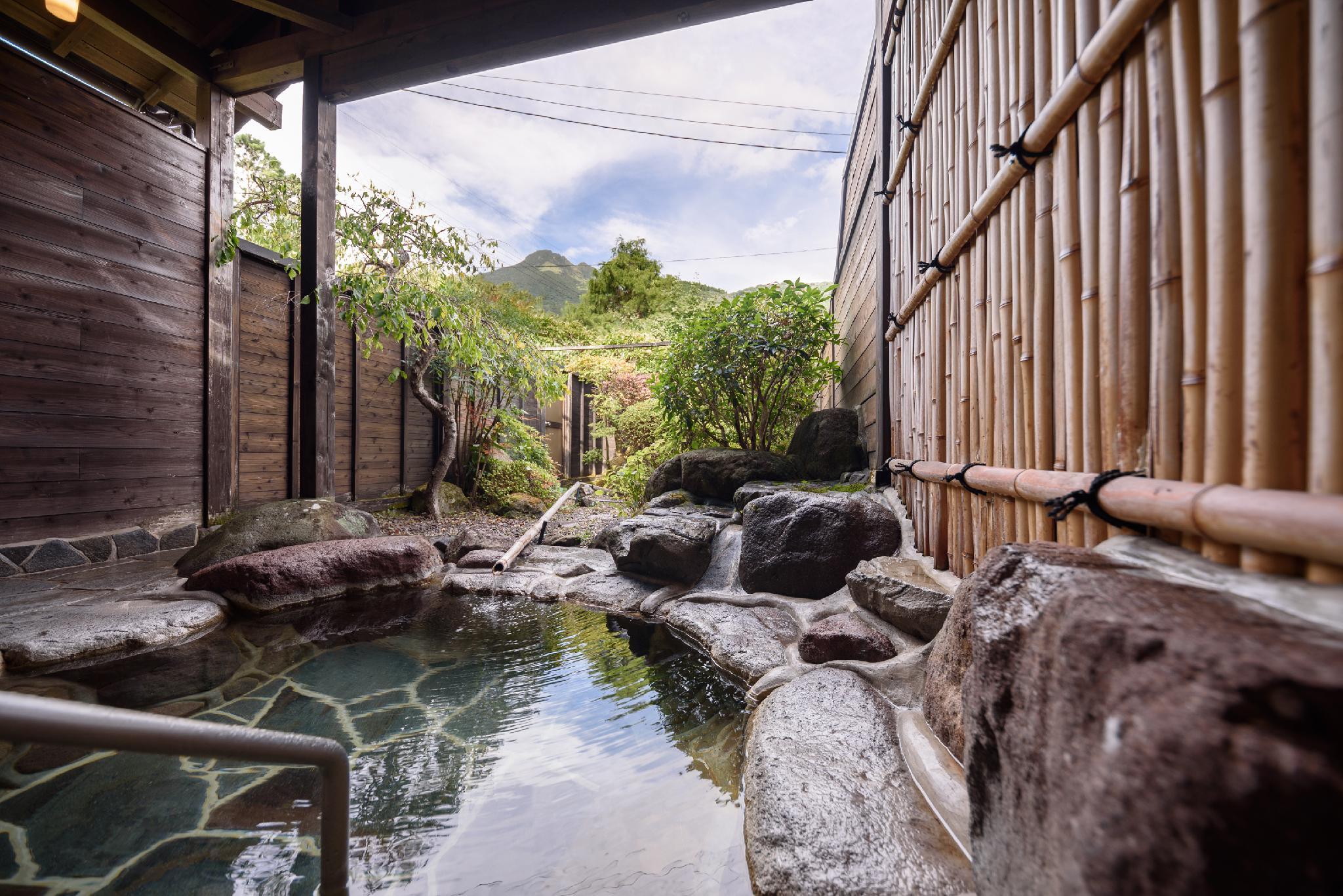 Tắm suối nước nóng