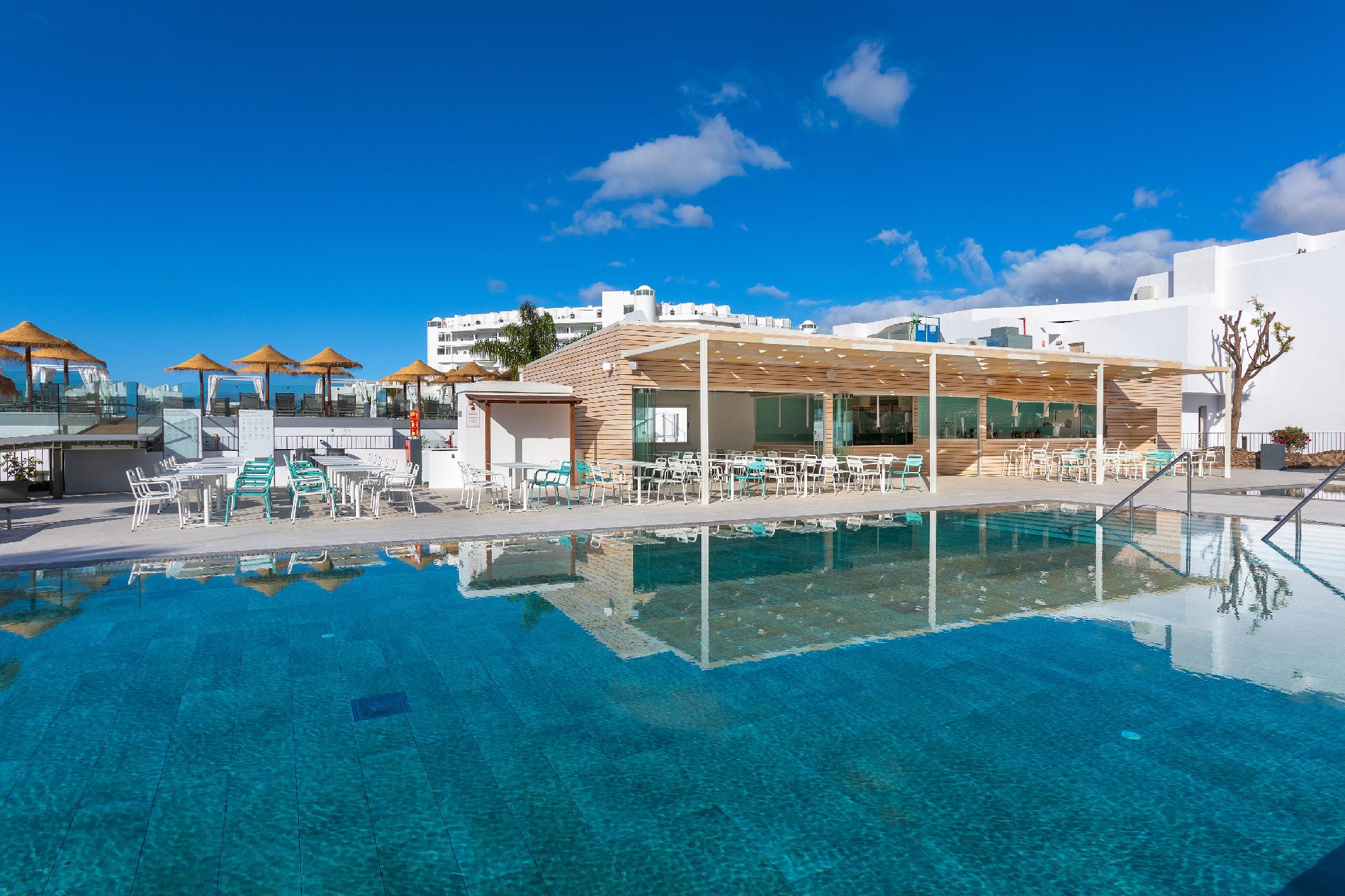 Quán bar cạnh bể bơi