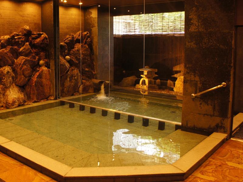 Tắm suối nước nóng