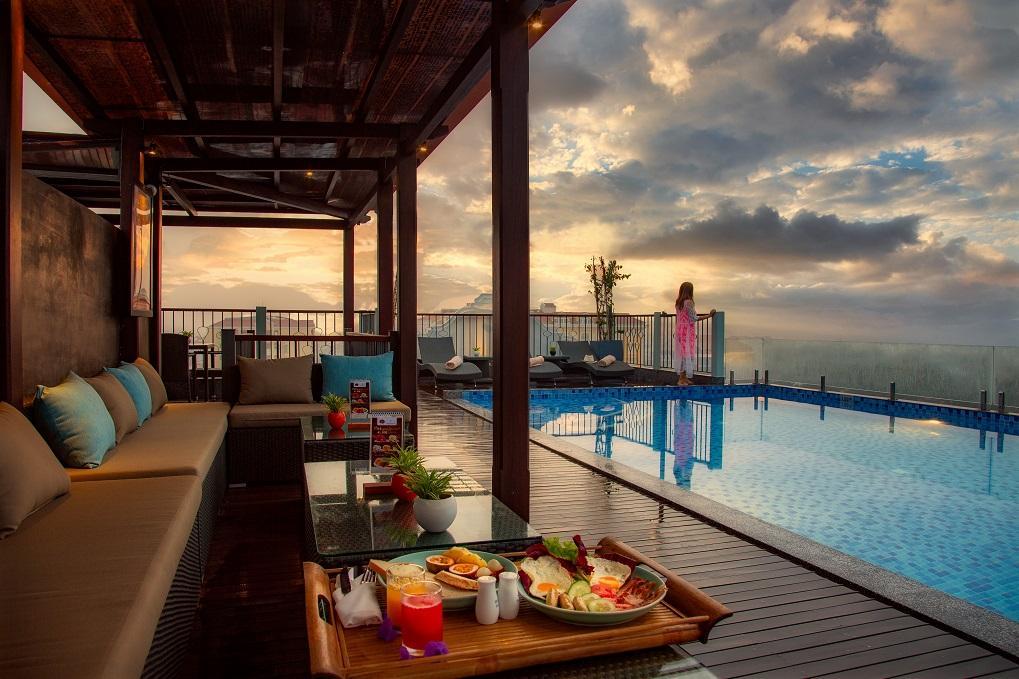 Quán bar cạnh bể bơi