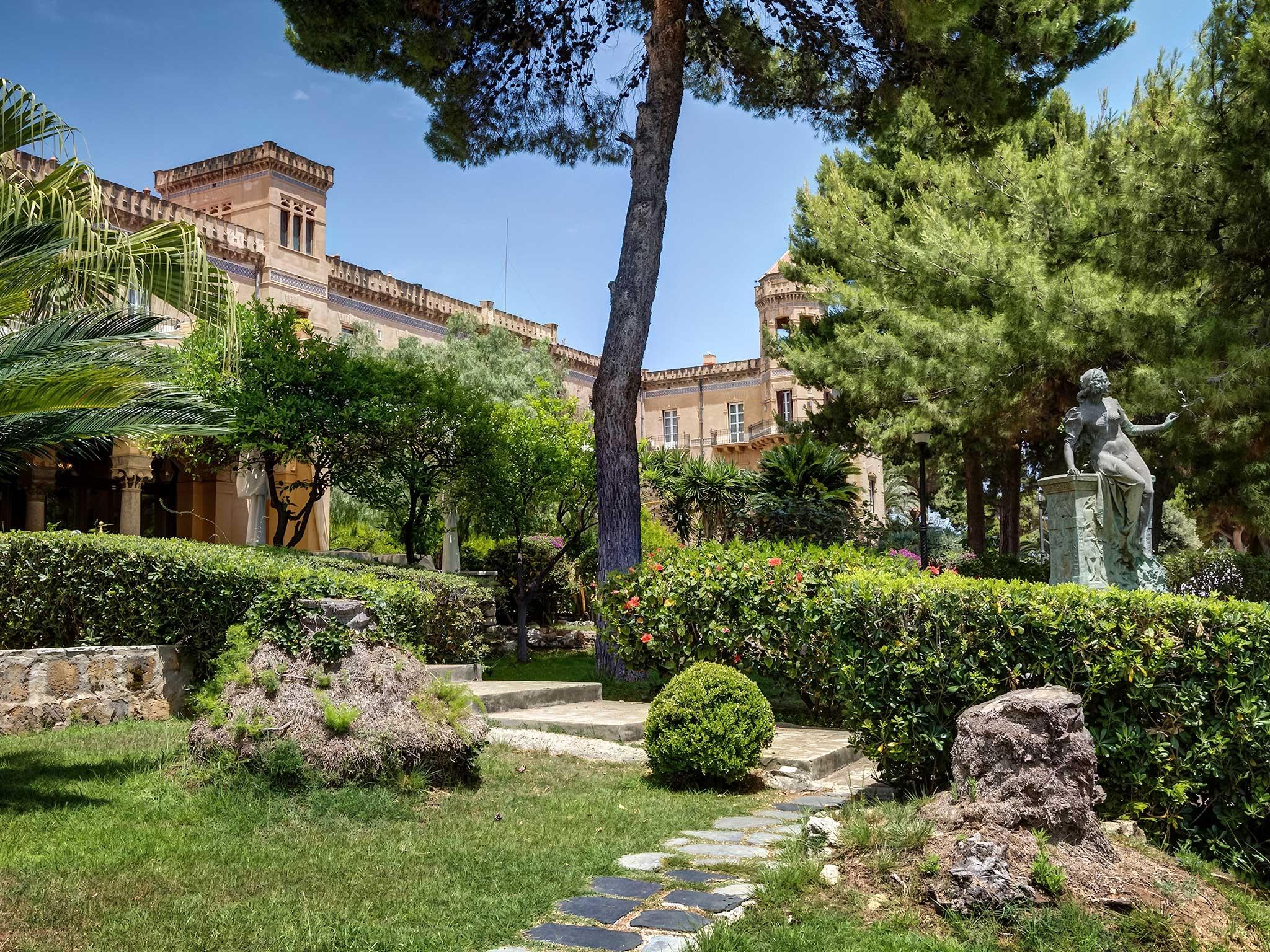 Khu vực xung quanh