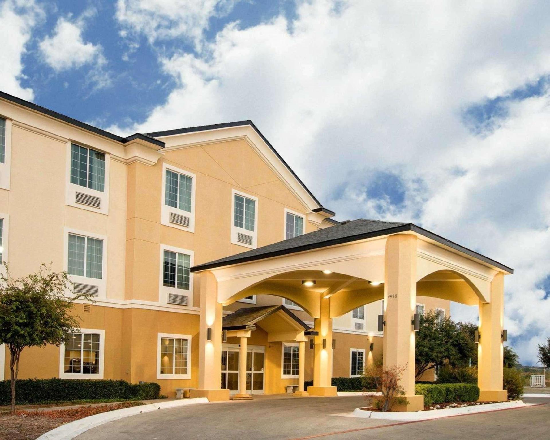 Ngoại cảnh khách sạn