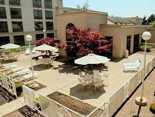 Ngoại cảnh khách sạn