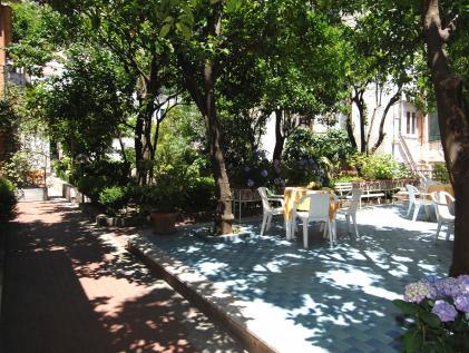 Ngoại cảnh khách sạn