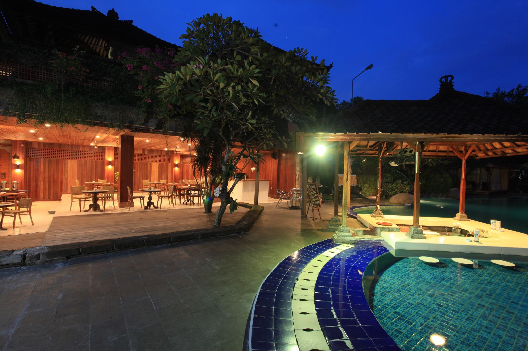 Quán bar cạnh bể bơi