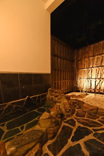 Tắm suối nước nóng