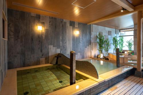 Tắm suối nước nóng