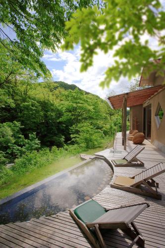 Tắm suối nước nóng