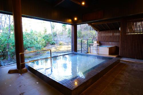 Tắm suối nước nóng