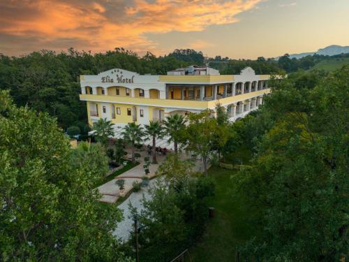 Ngoại cảnh khách sạn