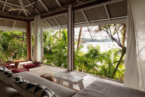 Khu vực xung quanh