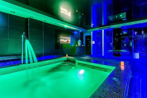 Tắm suối nước nóng