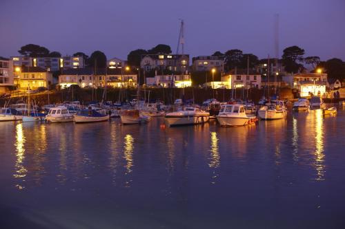 Nơi tham quan gần đây